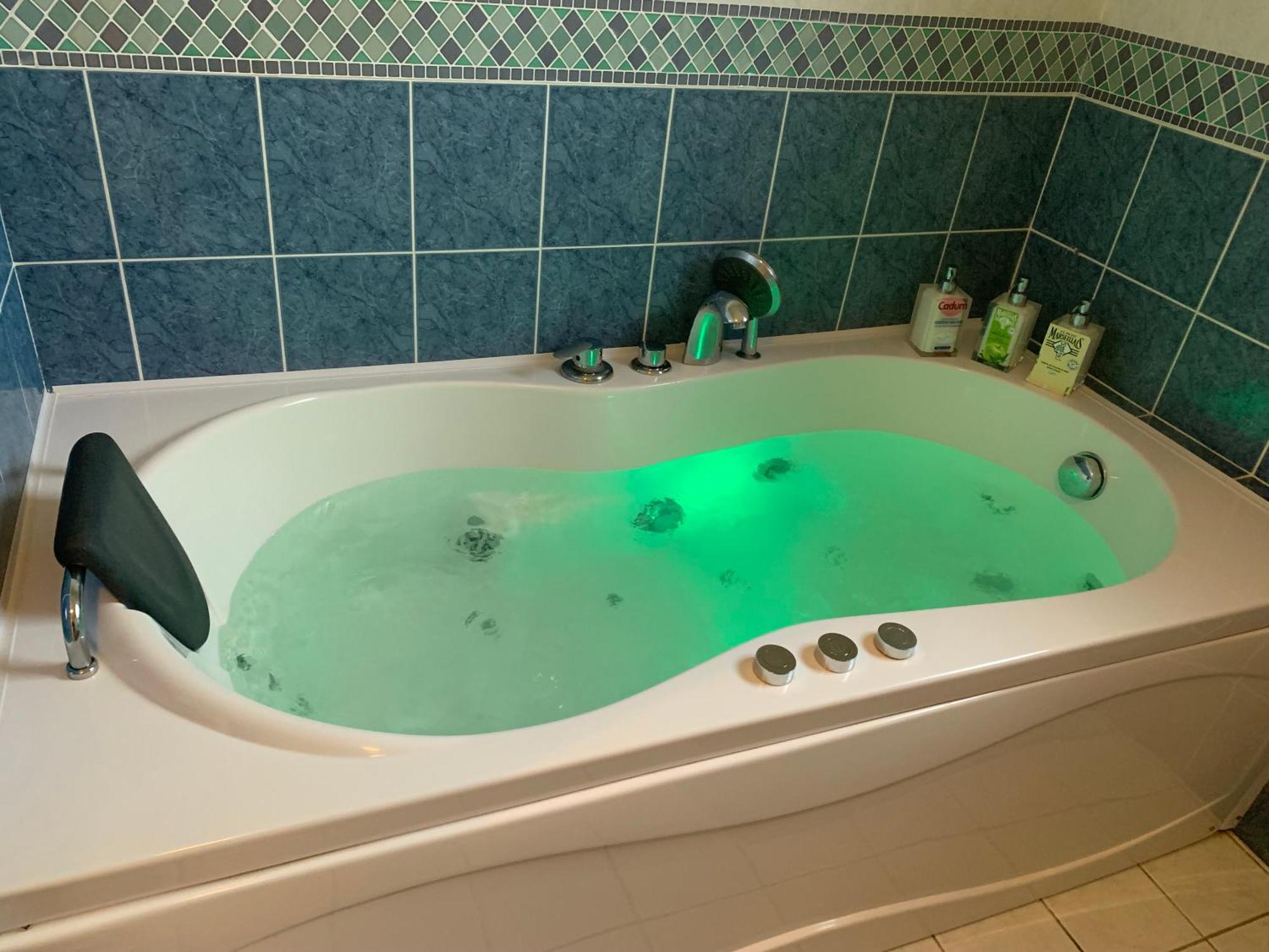 Gite 3 Etoiles Les Gourlines Avec Balneo, Veranda, Piscine Et Garage Avermes المظهر الخارجي الصورة