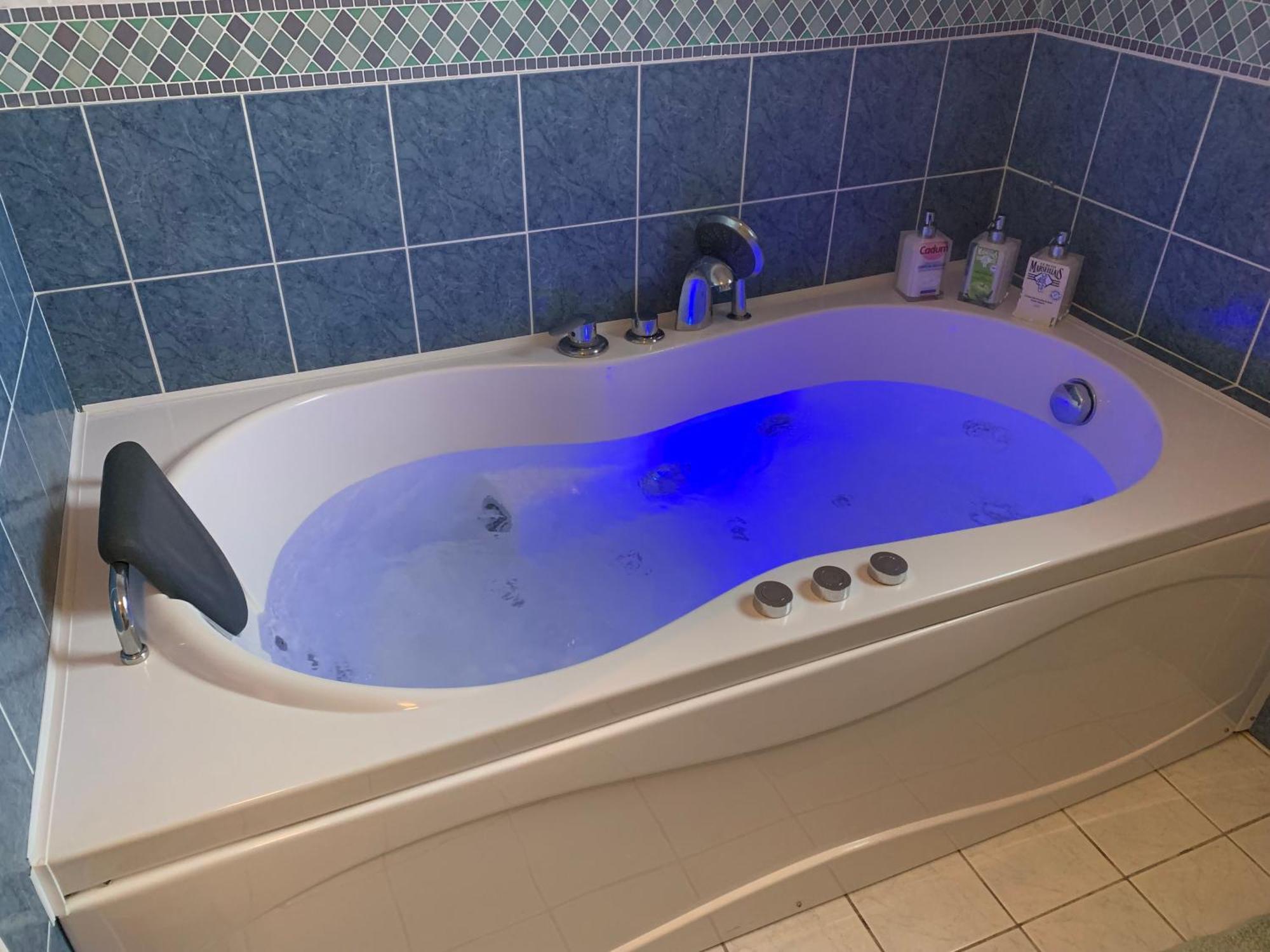 Gite 3 Etoiles Les Gourlines Avec Balneo, Veranda, Piscine Et Garage Avermes المظهر الخارجي الصورة